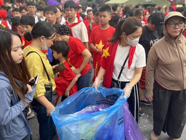 Nhieu ban tre nan lai don rac sau le dieu binh. Anh: Cuong Ngo
