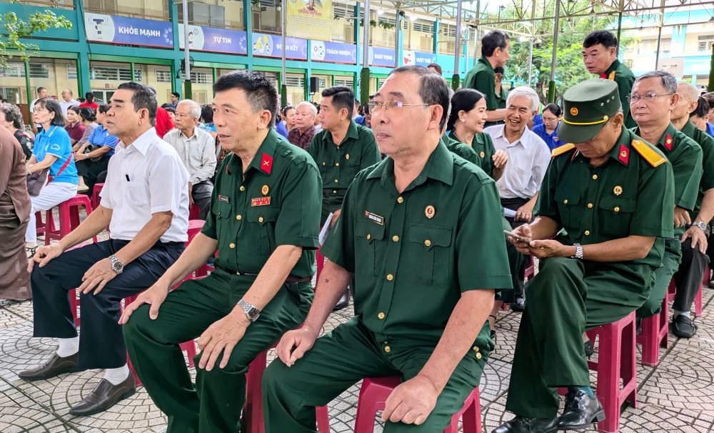 Ho Chi Minh City Veterans were moved when watching the General Confederation of Labor parade through the screens.