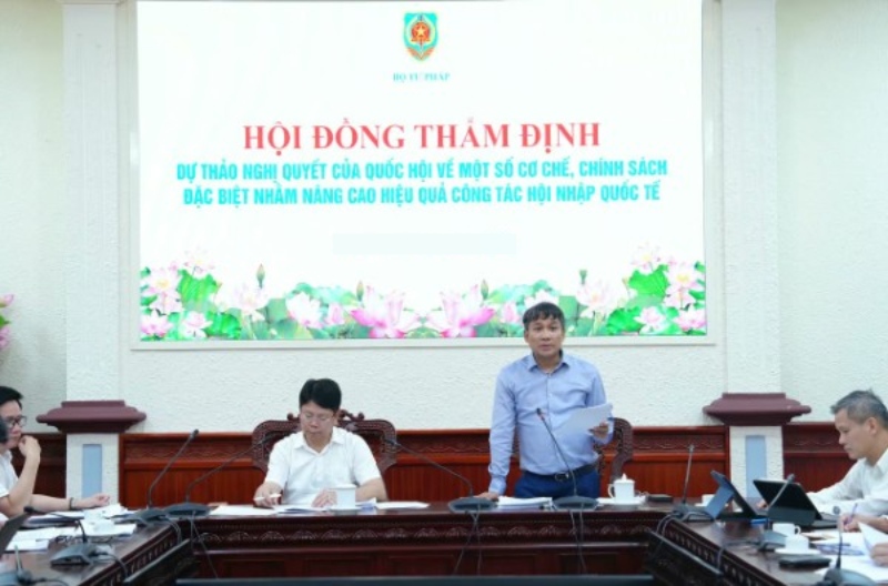Họp Hội đồng thẩm định dự thảo Nghị quyết của Quốc hội về một số cơ chế, chính sách đặc biệt nhằm nâng cao hiệu quả công tác hội nhập quốc tế. Ảnh: Bộ Tư pháp 