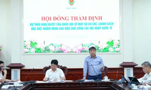 Họp Hội đồng thẩm định dự thảo Nghị quyết của Quốc hội về một số cơ chế, chính sách đặc biệt nhằm nâng cao hiệu quả công tác hội nhập quốc tế. Ảnh: Bộ Tư pháp