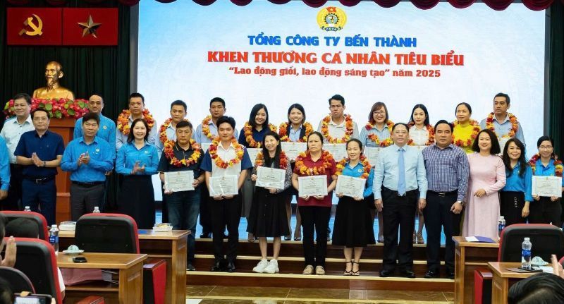Leaders of the Ho Chi Minh City Labor Federation, the Corporation and the Ben Thanh Corporation Trade Union awarded awards to exemplary good and creative workers. Photo: Duc Long