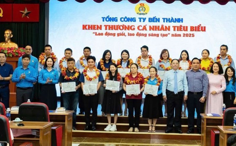 Leaders of the Ho Chi Minh City Labor Federation, the Corporation and the Ben Thanh Corporation Trade Union awarded awards to exemplary good and creative workers. Photo: Duc Long