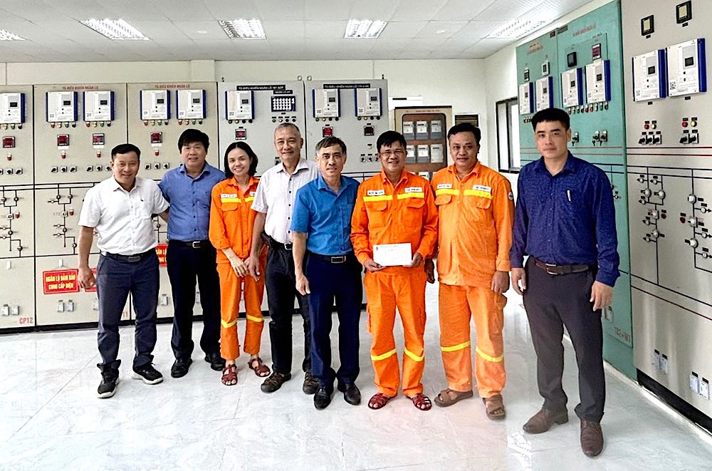 EVNNPT Trade Union presents gifts to encourage workers on duty to ensure electricity on the occasion of National Day, September 2. Photo: Xuan Tien