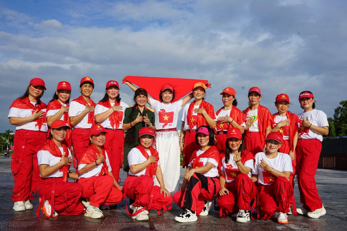 Nguoi dan xu Thanh tap trung den quang truong Lam Son doi theo Le 