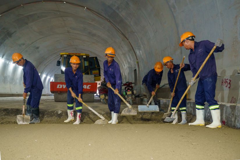Workers constructing the tunnel on the Quang Ngai - Hoai Nhon expressway. Photo: Vien Nguyen