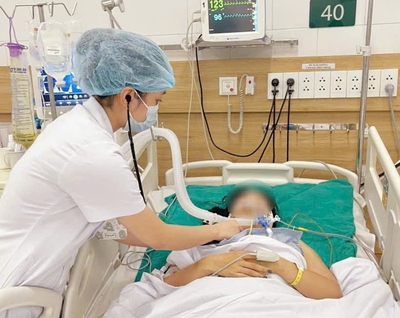 The female patient was given emergency care because she believed the advertising of botox injections for beauty. Photo: Nguyen Ha