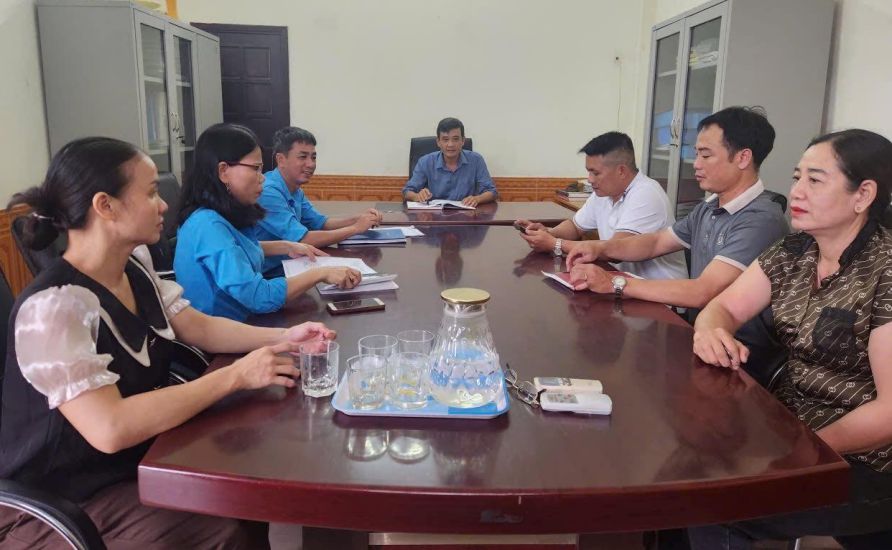꽝찌성 산업단지 노동조합위원회 실무단이 바돈 공공사업 관리위원회 노동조합과 협력하고 있습니다. 사진: 꽝찌 노동조합