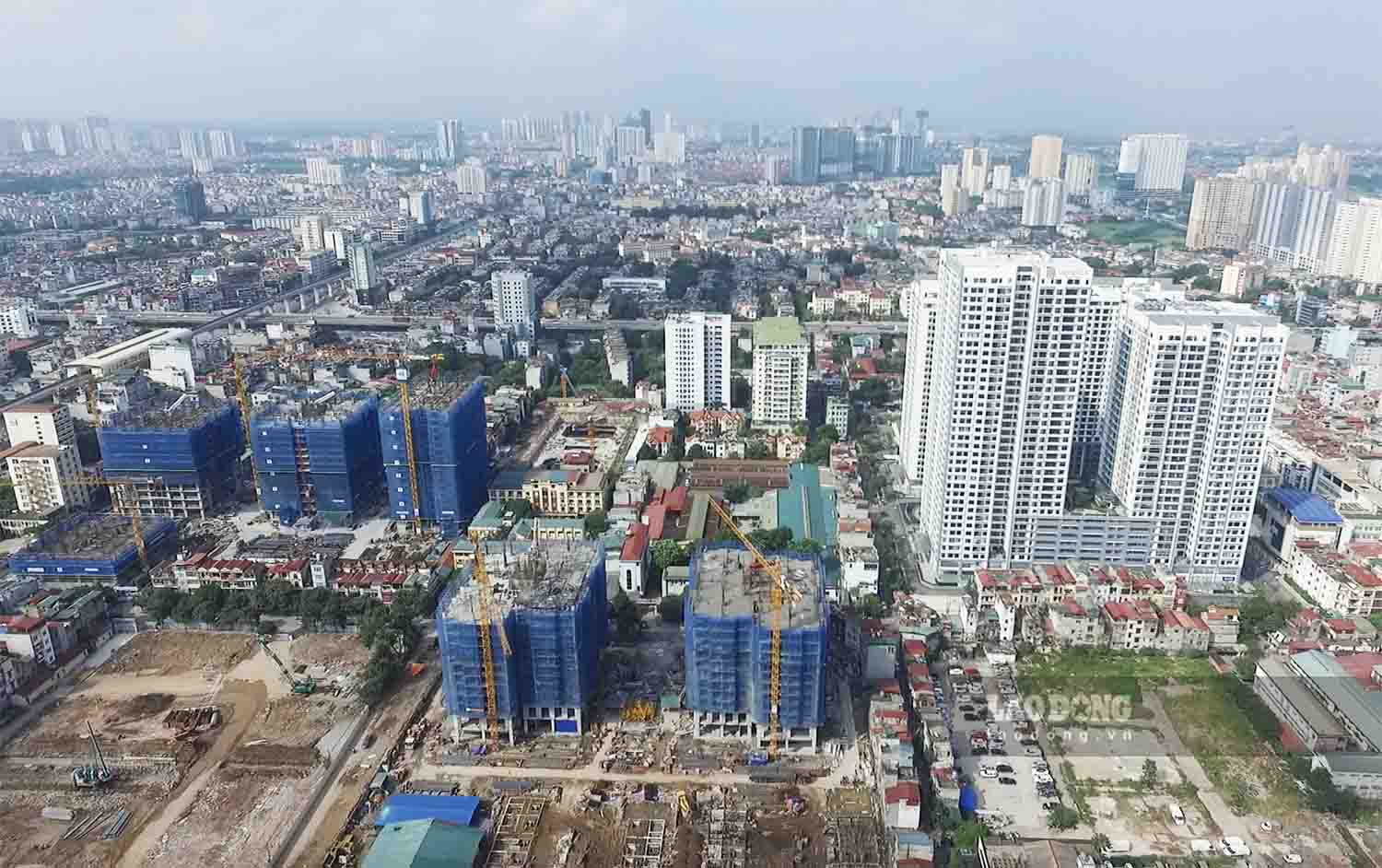 Do thi hoa va qua trinh dieu chinh quy hoach cuc bo dan toi gia tang ap luc ha tang ky thuat, khien tinh trang ngap ung them tram trong. Anh: Nguyen Tung.