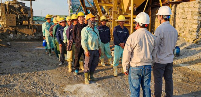 Công nhân miệt mài đẩy nhanh tiến độ cầu Nhật Lệ 3