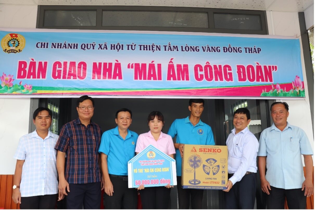 Dai dien LDLD tinh cung chinh quyen dia phuong xa Tan Long chup anh luu niem cung gia dinh doan vien Dao Thi Thuy Van. Anh: Luu Hung.