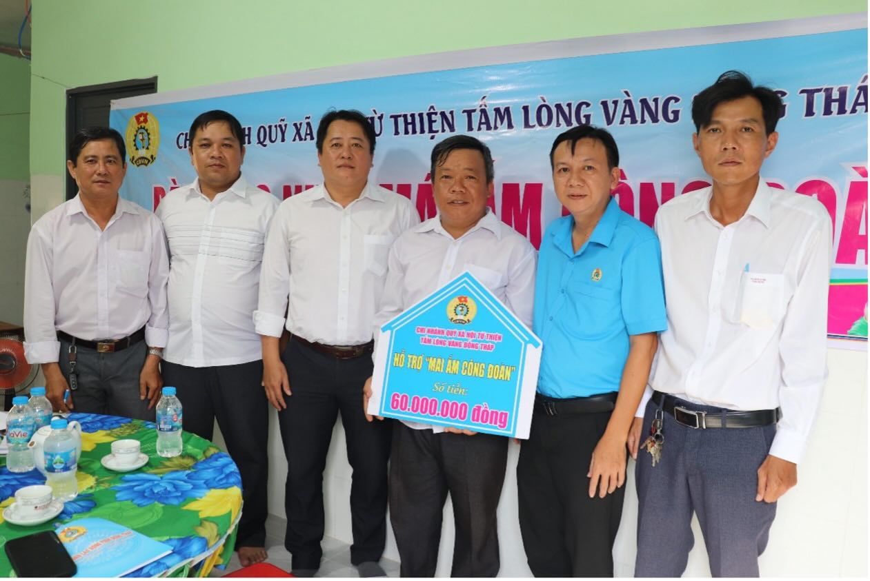 Dai dien LDLD tinh cung chinh quyen dia phuong xa Phu Tho chup anh luu niem cung gia dinh doan vien Nguyen Van Phuc. Anh: Luu Hung.