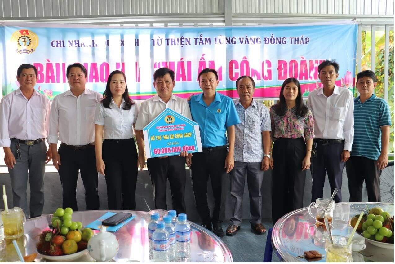 Dai dien LDLD tinh cung chinh quyen dia phuong xa Phu Tho chup anh luu niem cung gia dinh doan vien Dam Minh Thien. Anh: Luu Hung.