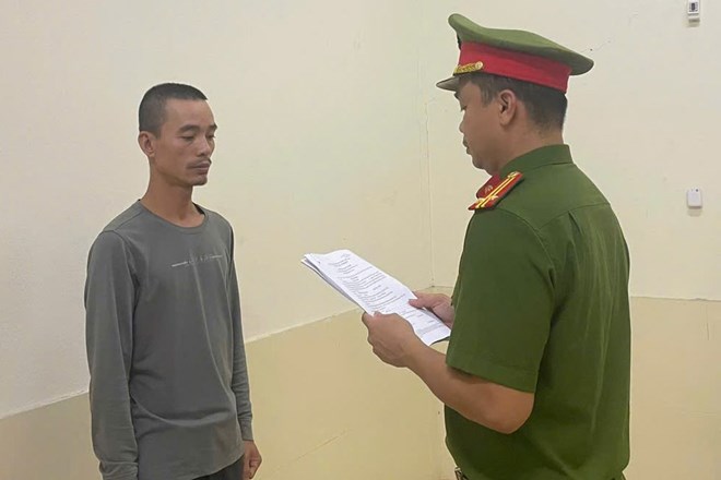 Bắt đối tượng trộm máy tính, điện thoại ở cửa hàng Thế giới di động Bắt đối tượng trộm máy tính, điện thoại ở cửa hàng Thế giới di động