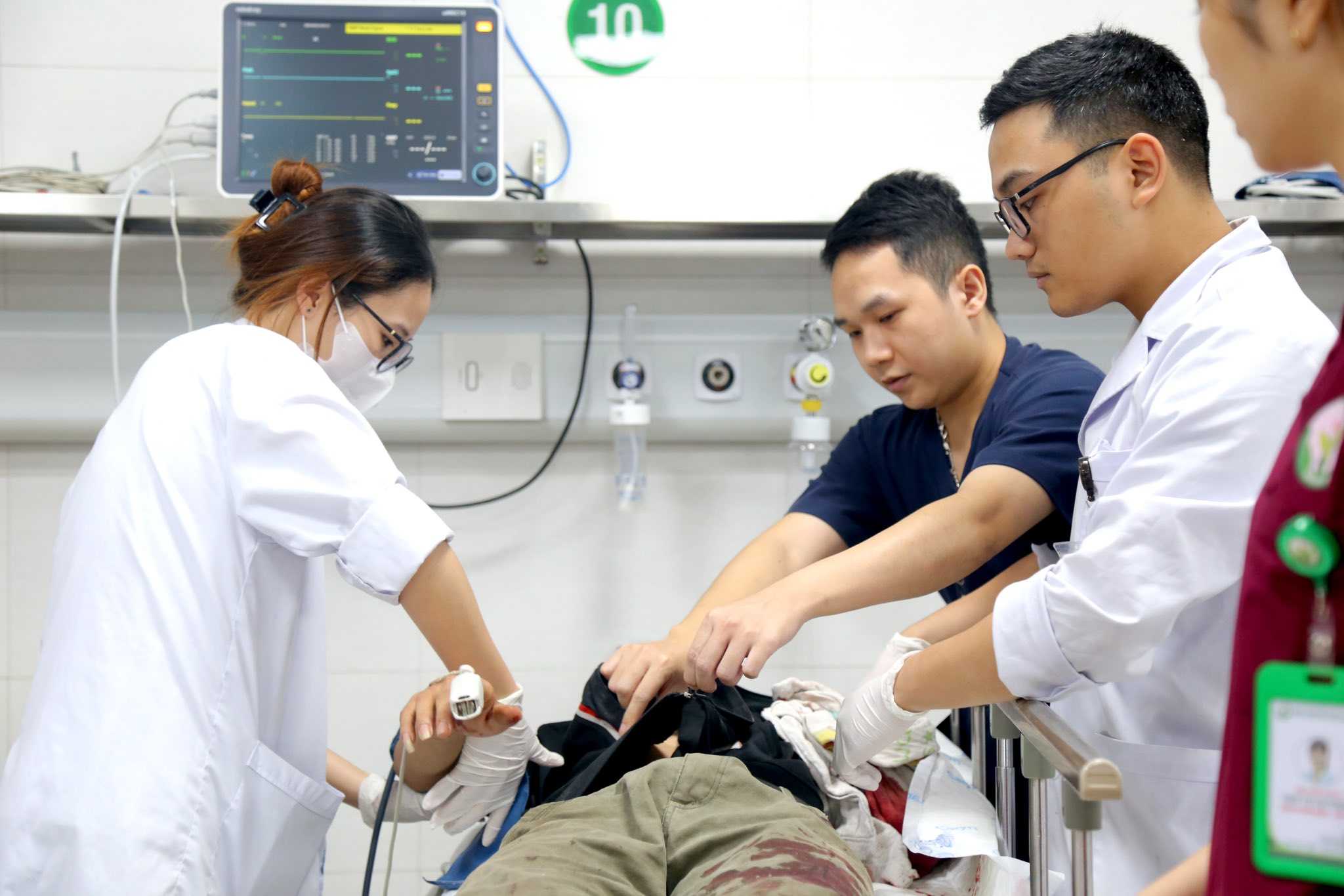 Cac bac si Cap cuu nguoi benh trong ngay dau dip nghi le Quoc khanh 2.9. Anh: BVCC