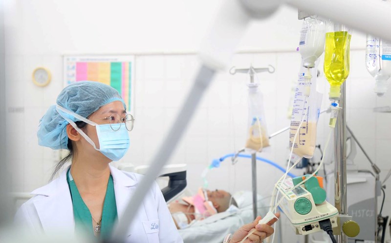 Doctors provide emergency care to patients on the first day of the National Day holiday on September 2. Photo: BVCC