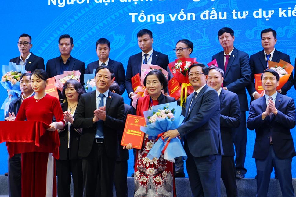 Gia Lai 지방은 기업에 투자 정책 결정을 수여합니다. 사진: Huy Phuc