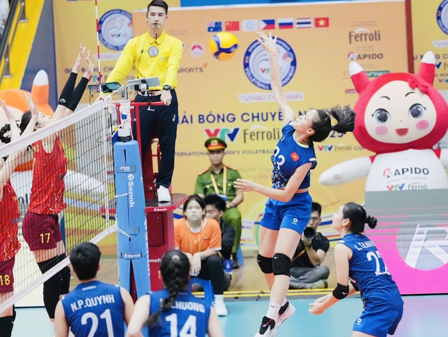 U21 베트남 여자 배구팀 선수들이 2025년 전국 청소년 클럽 선수권 대회에 계속 참가합니다. 사진: VFV