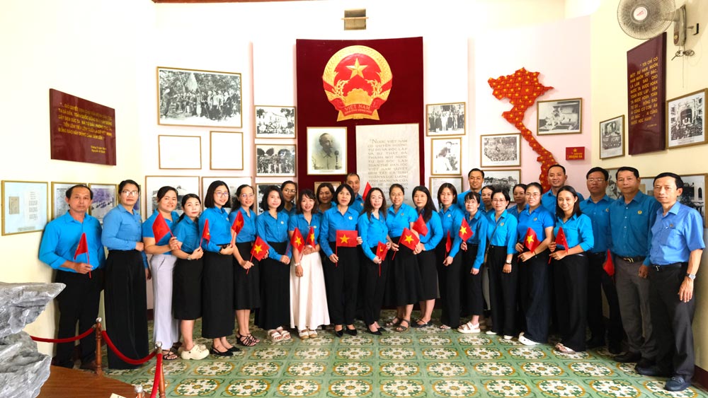 The Party Cell of the Da Nang City Labor Federation Trade Union Workers' Union visited the Ho Chi Minh Museum - branch of Military Region 5. Photo: Phan Ha