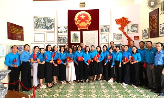 Chi bộ Ban Công tác công đoàn Liên đoàn Lao động thành phố Đà Nẵng viếng hương tại Bảo tàng Hồ Chí Minh - chi nhánh Quân khu 5. Ảnh: Phan Hà