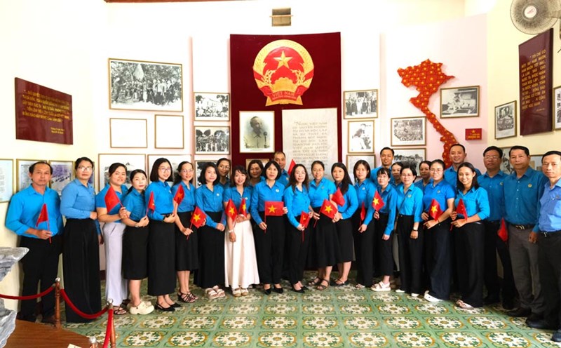 The Party Cell of the Da Nang City Labor Federation Trade Union Workers' Union visited the Ho Chi Minh Museum - branch of Military Region 5. Photo: Phan Ha