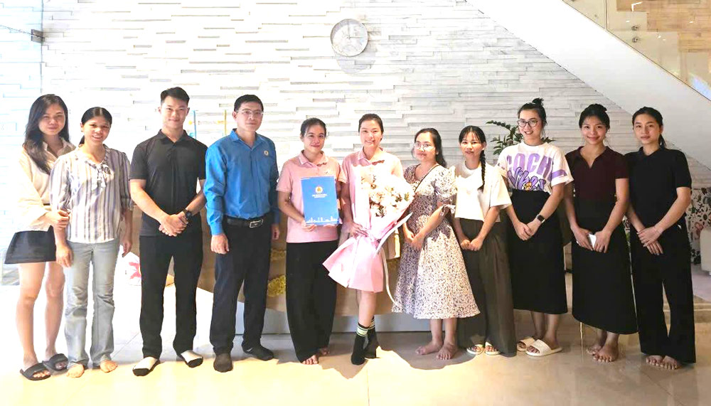 La Federacion Laboral de la ciudad de Da Nang establece el Sindicato de Base de la Compañia de Responsabilidad Limitada de Inversion y Desarrollo Educativo Yarra con 18 miembros del sindicato. Foto: Sindicato Ngu Hanh Son