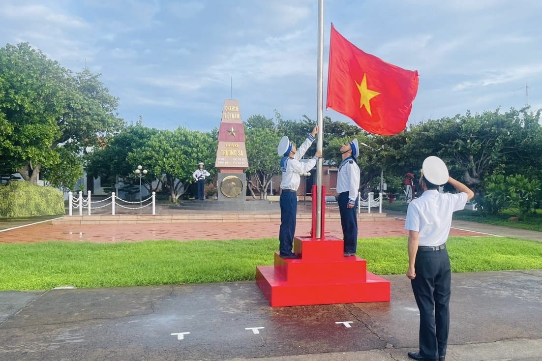 해군 4구역 146여단 군인들은 바다와 섬의 주권을 굳건히 지킬 준비가 되어 있습니다. 사진: 탄 부
