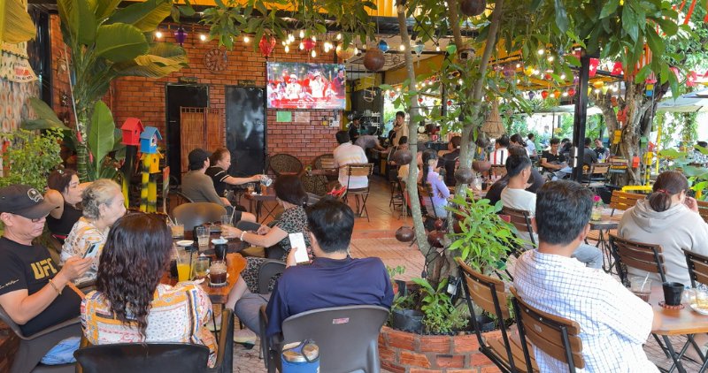Vinh Long people eagerly watched the parade rehearsal on TV and over the phone. Photo: Hoang Loc