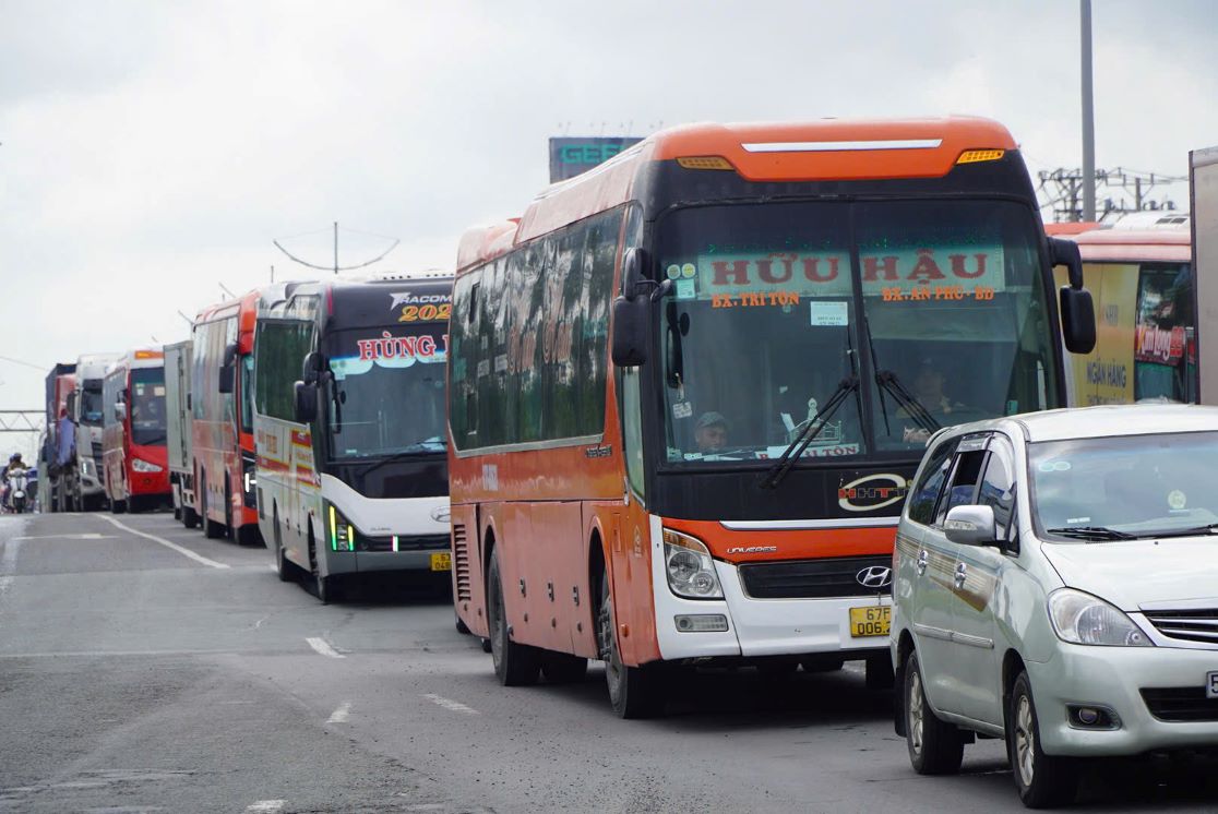 Phuong tien luu thong tren duong dan vao cao toc TPHCM - Trung Luong. Anh: Chan Phuc
