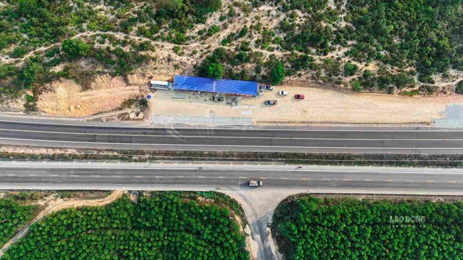A rest stop on the North - South Expressway. Photo: Phuc Dat