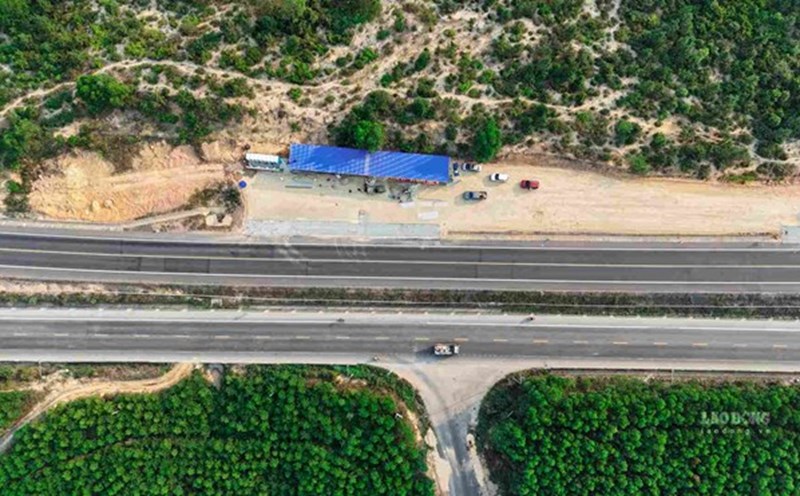 A rest stop on the North - South Expressway. Photo: Phuc Dat
