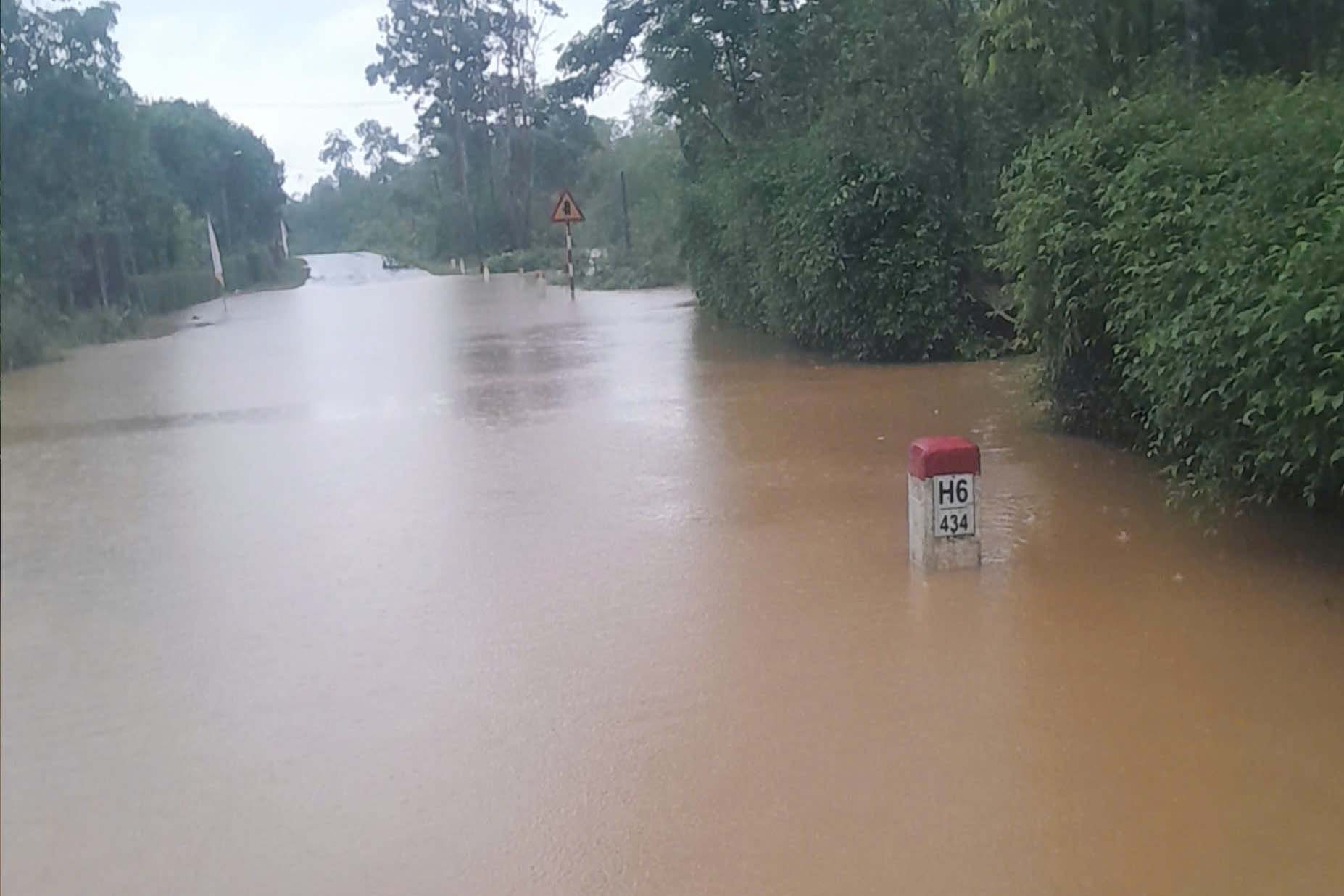 National Highway 15 through Phuc Trach Commune is deeply flooded. Photo: Duc Tuan.