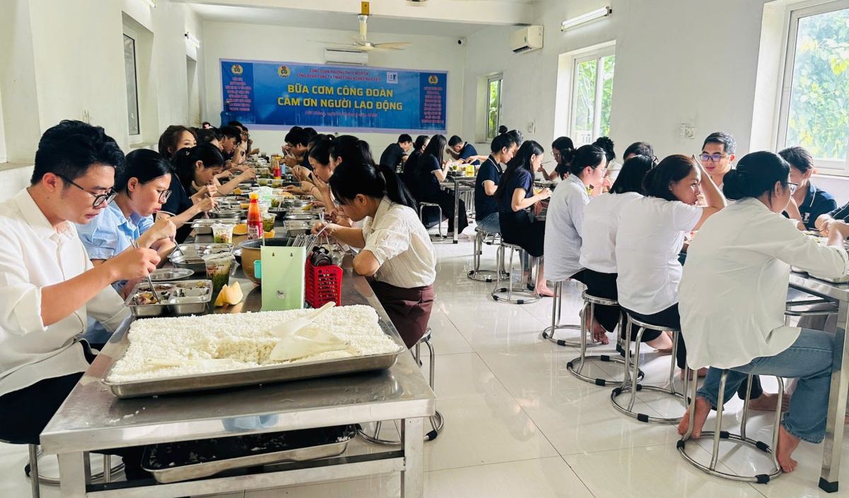 Union meal tray at Bao Tien Industrial and Service Company Limited, Hai Phong. Photo: Trauyen Liem