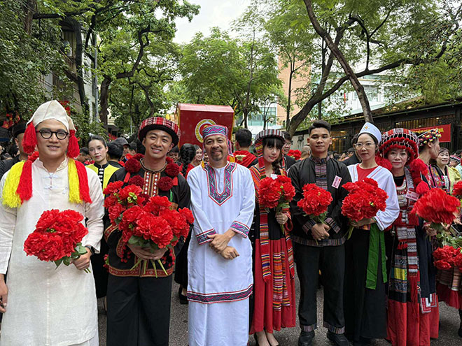 NSUT Duc Hung cung cac nghe si trong khoi dai dien 54 dan toc tham gia dieu hanh. Anh: Nhan vat cung cap