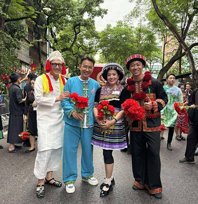 Cac nghe si hao huc truoc gio tong duyet. Anh: Nhan vat cung cap