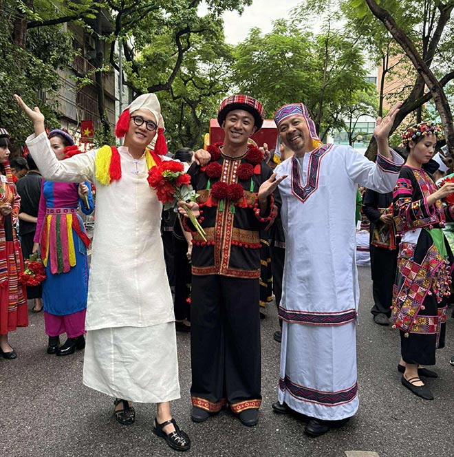 NTK Duc Hung (phai) chup cung dien vien Truong Hoang, Chi Nhan. Anh: Nhan vat cung cap