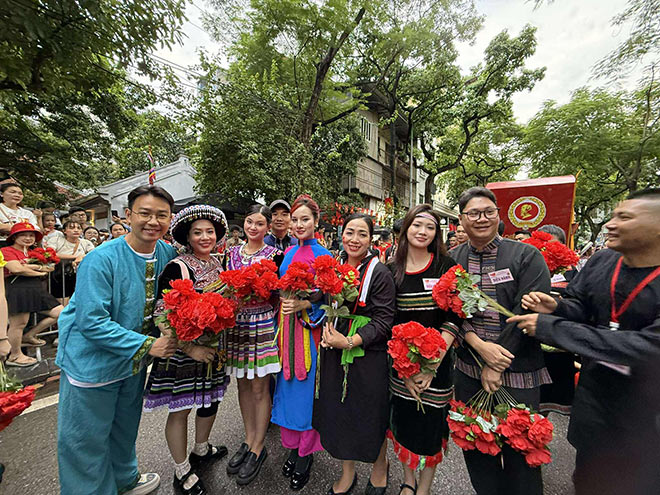 Duoc tham gia le dieu hanh la niem tu hao khong the quen voi cac nghe si. Anh: Nhan vat cung cap