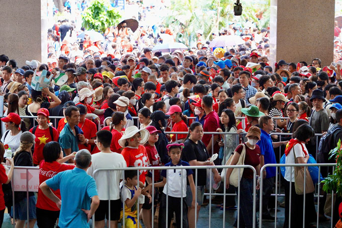La gare de Cat Linh est remplie de monde apres le defile militaire general