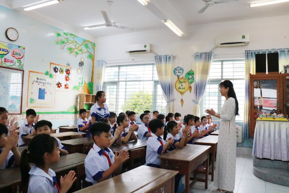 Chao don hoc sinh dau nam hoc moi 2025 - 2026 tai Truong Tieu hoc Thu Khoa Huan. Anh: Cong thong tin dien tu Dong Thap. 