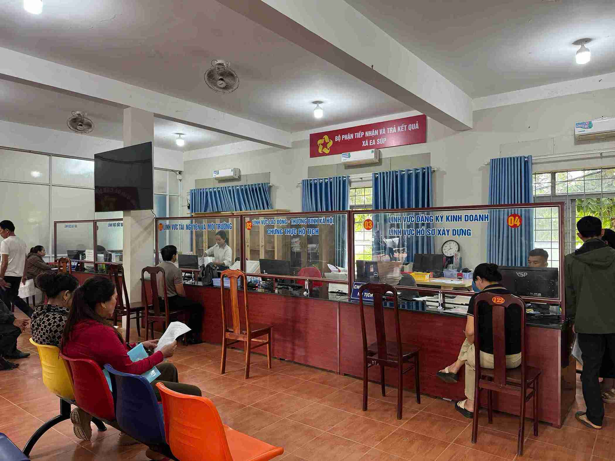 Ea Supコミューン(ダクラク省)の住民が、行政手続きを解決するためにコミューン行政センターに到着。写真:バオ・チュン