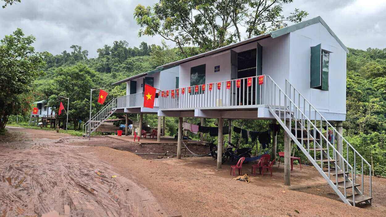 100 nouvelles maisons ont ete inaugurees et remises aux menages pauvres de la region des minorites ethniques de la commune de Truong Son province de Quang Tri. Photo : Thanh Ha