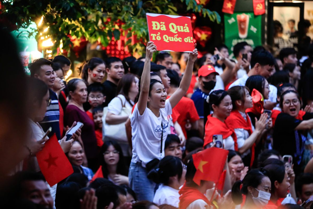 “Da qua To quoc oi” la khau hieu gioi tre truyen tai nhau giua nhung ngay lien tiep dien ra cac su kien, hoat dong ky niem dai le A80. Anh: Minh Dan