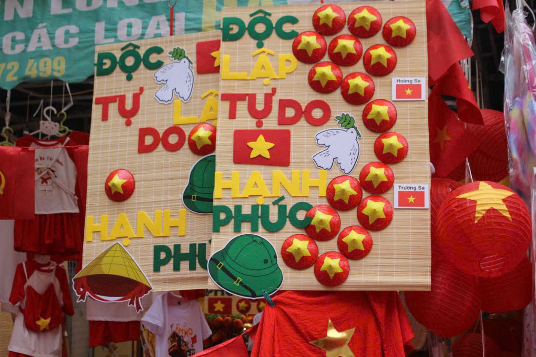 Doc lap - Tu do - Hanh phuc, sau chu thieng lieng. Anh: Le Tuyen 