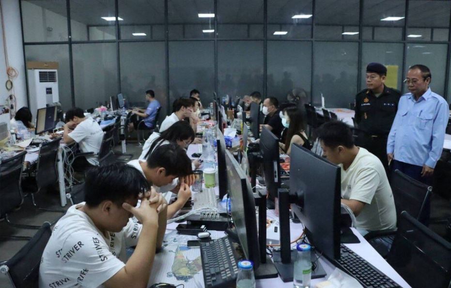 2025년 7월 캄보디아 온라인 사기 조직을 단속하는 경찰. 사진: 캄보디아 경찰