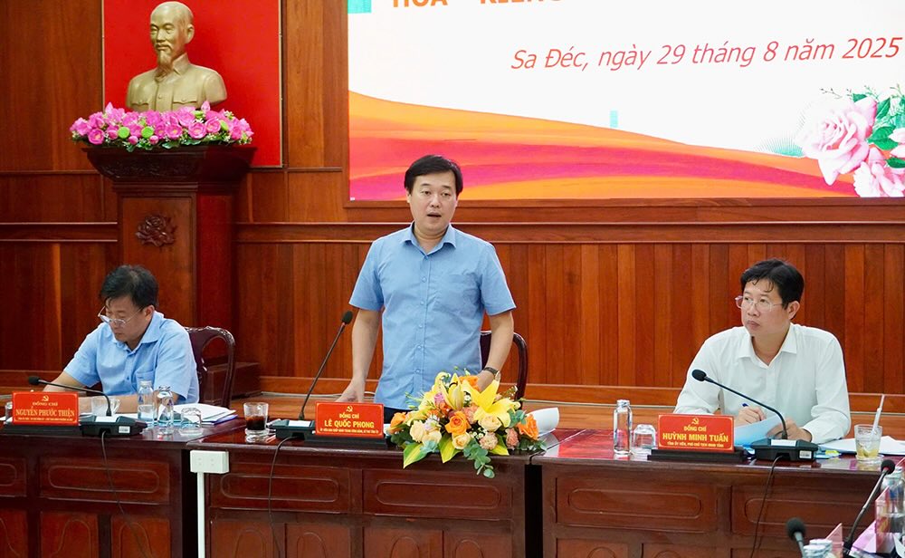 Bi thu Tinh uy Le Quoc Phong phat bieu chi dao buoi lam viec. Anh: Cong thong tin dien tu Dong Thap.
