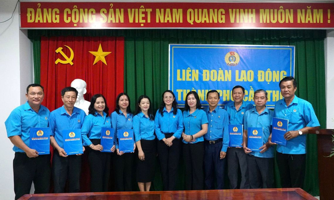 Lanh dao LDLD TP Can Tho chup anh cung cac can bo nghi huu va nghi viec theo nguyen vong. Anh: Anh Khoa