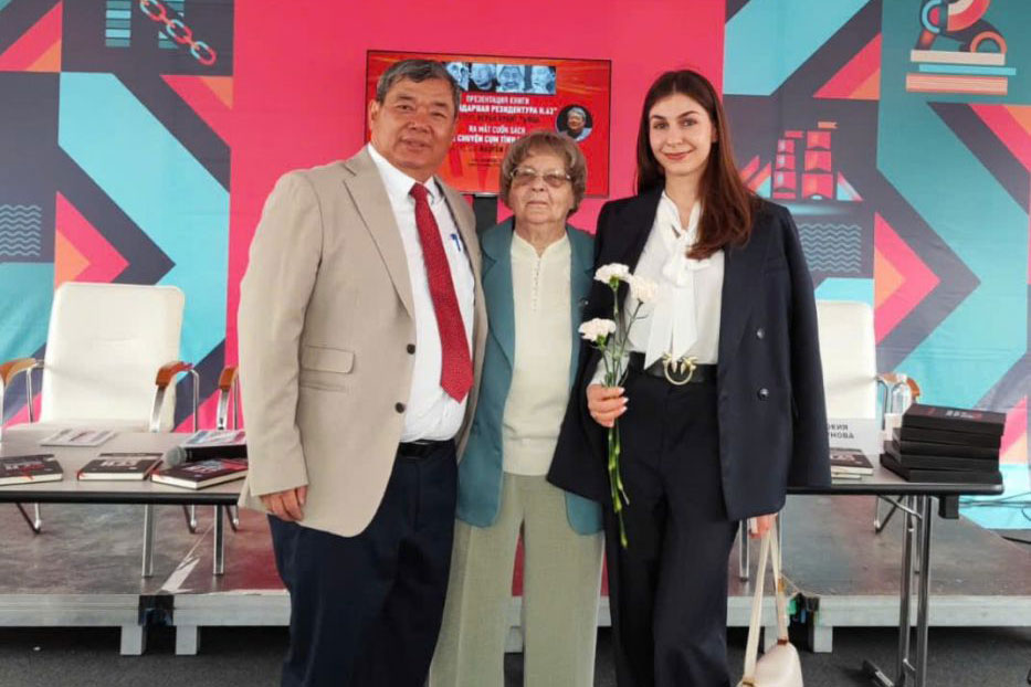 著者のNguyen Quang ChanhとIda Ivanova Andreeva-ロシアの作家協会のベテラン文学の編集者である言語学の准教授は、セントピーターズバーグ（ロシア）での2025年の国際本展で「H.63 Hero Intelligenceの物語」を紹介しました。写真：Nguyen Quang Chanhが提供しました