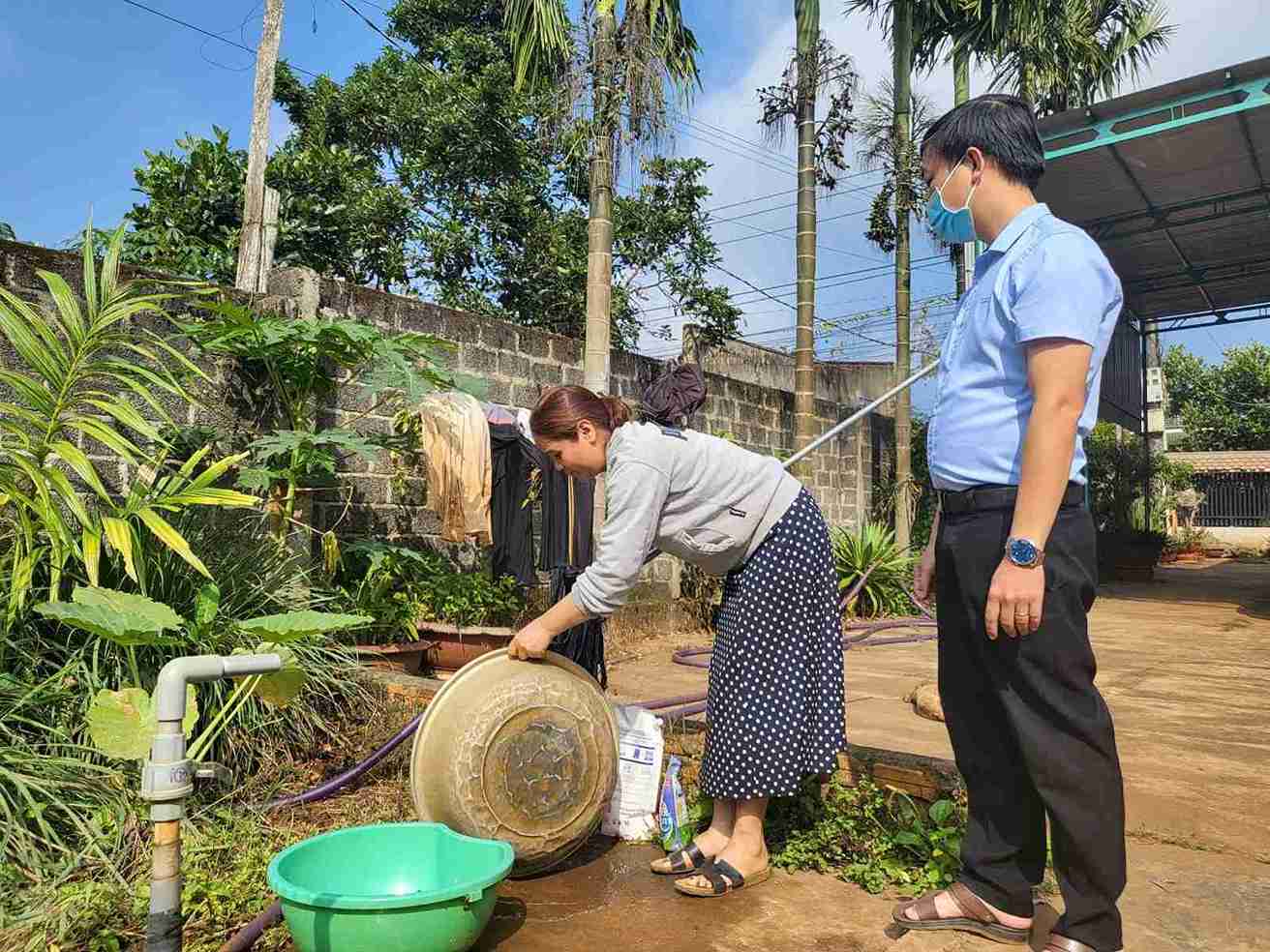 Health workers in Dak Lak guide people on preventing and fighting dengue fever. Photo: CDC Dak Lak
