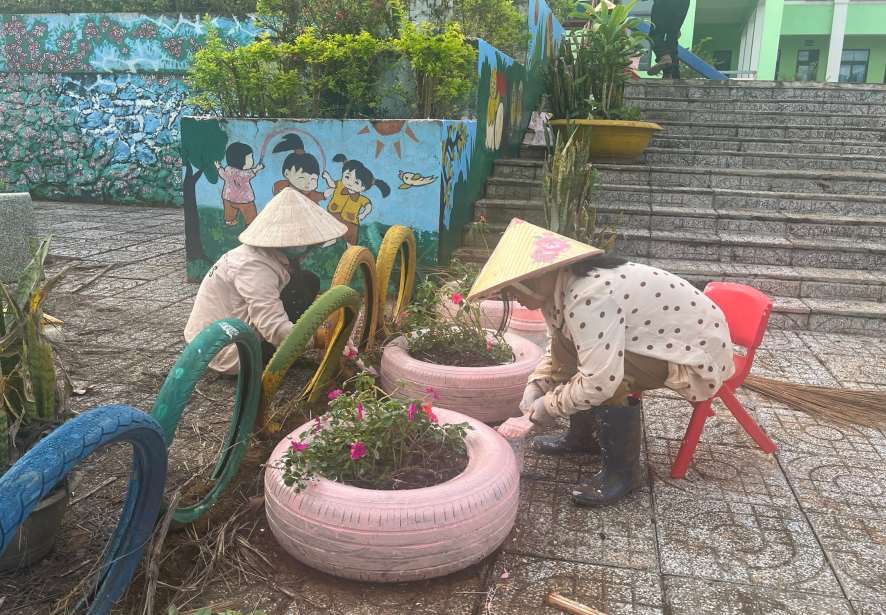 Giao vien tan dung nhung chiec lop xe cu de trong cay, trang tri khuon vien truong. Anh: Chi Long