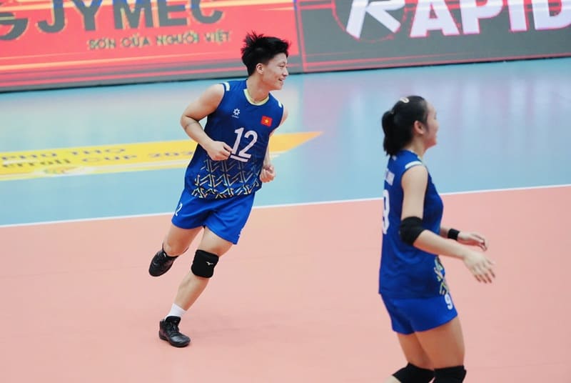 La titulaire Dang Thi Hong s'entraînera pour participer a la deuxieme phase du Championnat national de volleyball 2025 a venir. Photo : VFV