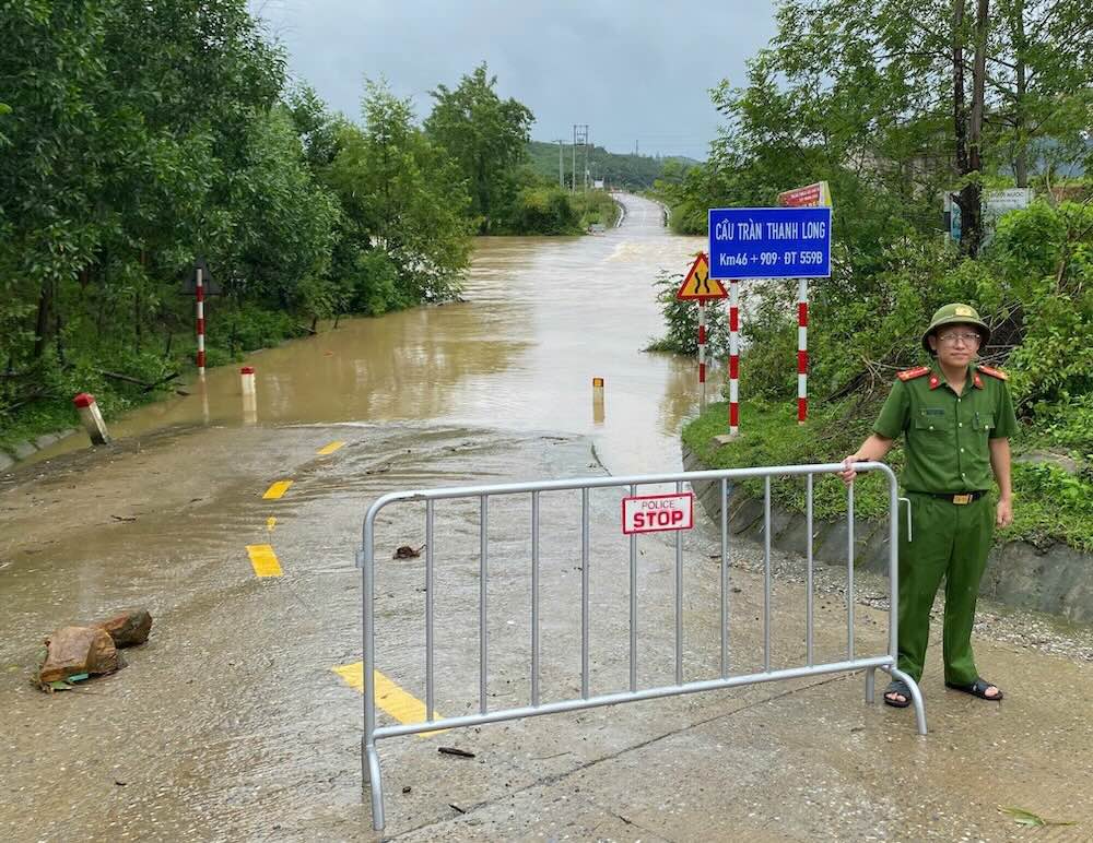 The authorities organized checkpoints at flooded areas to ensure the safety of the people. Photo: Xuan Hanh